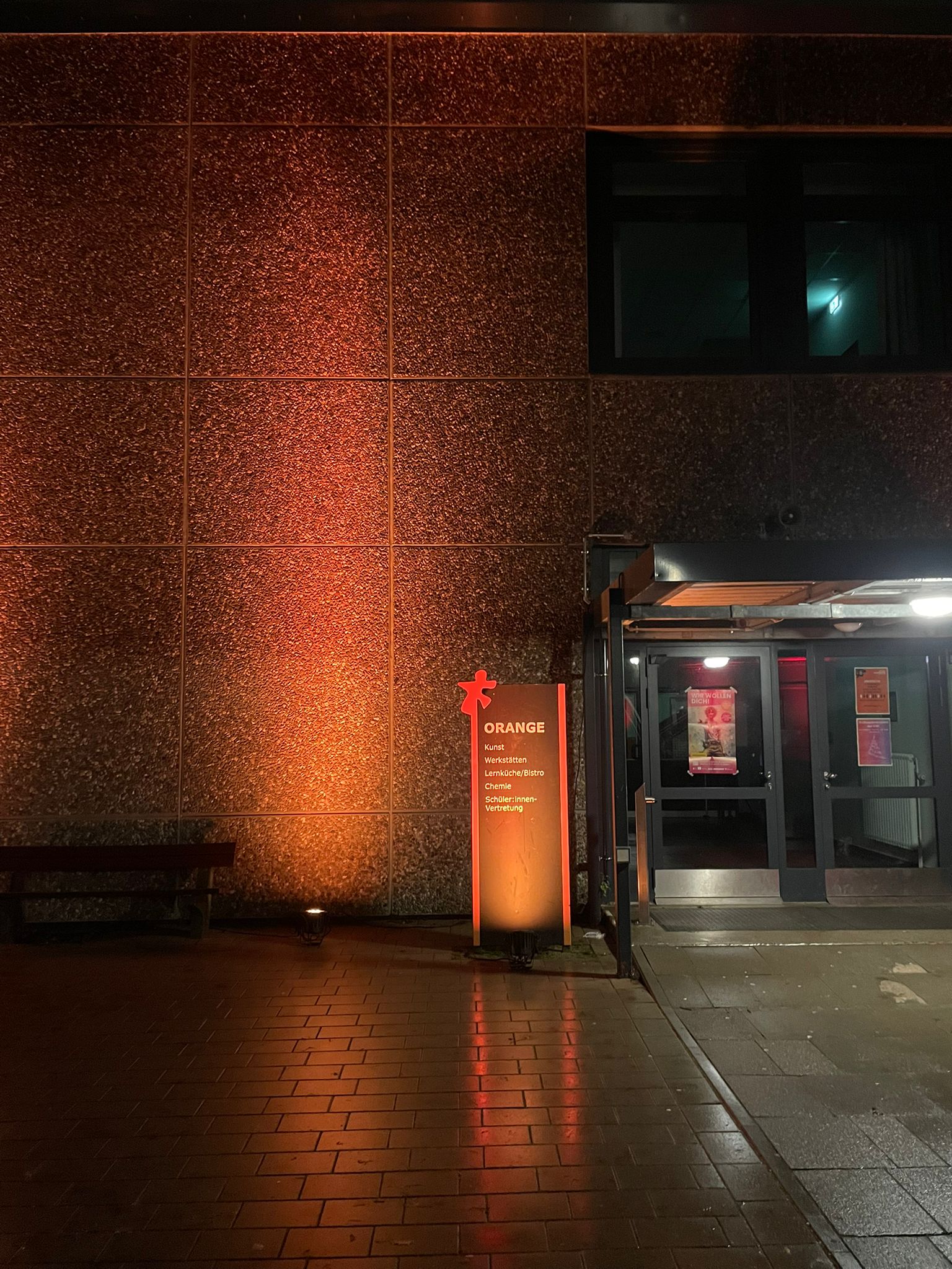 Coloured brand-compliant illumination of a façade